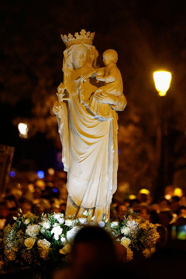 statue of Virgin and Child